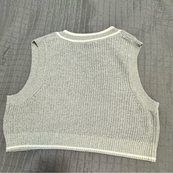 H&M Cropped Sweater Vest - Picture 2 of 5